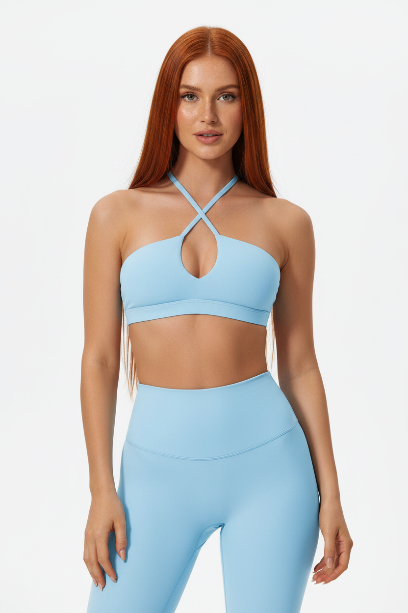 Top deportivo halter cruzado azul celeste cuerpo completo vista frontal